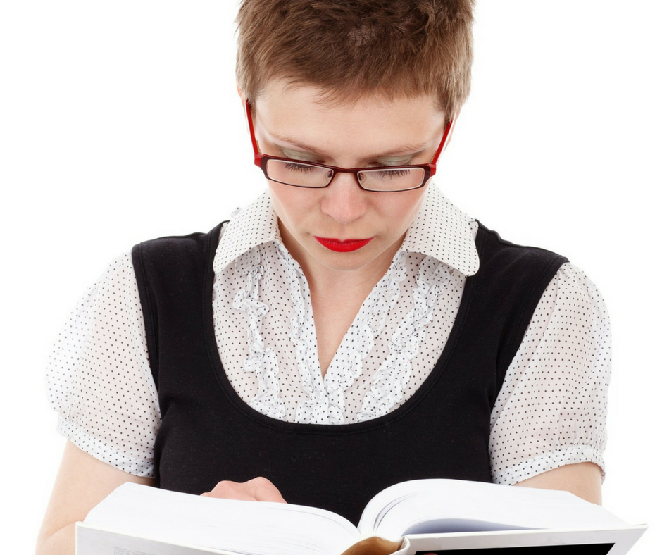 Mulher-de-óculos-lendo-livro