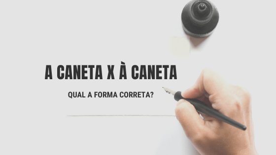 Uma mão com um caneta de pena escreve em um papel. Em cima está escrito: "à caneta x a caneta".