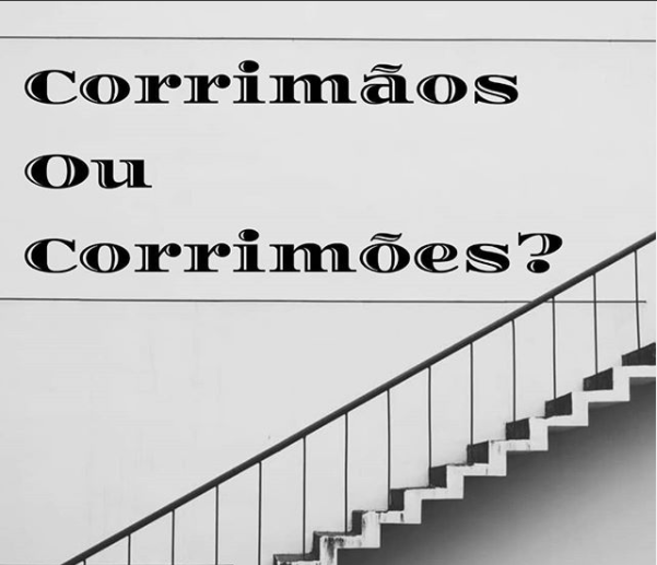 A imagem mostra uma foto em preto e branco de uma escada. Ao lado, está escrito: corrimãos ou corrimões?