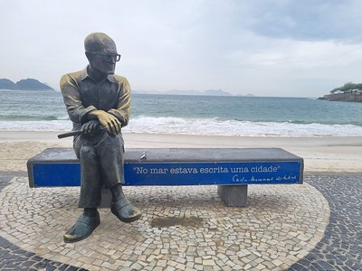 estátudo de Carlos Drummond de Andrade