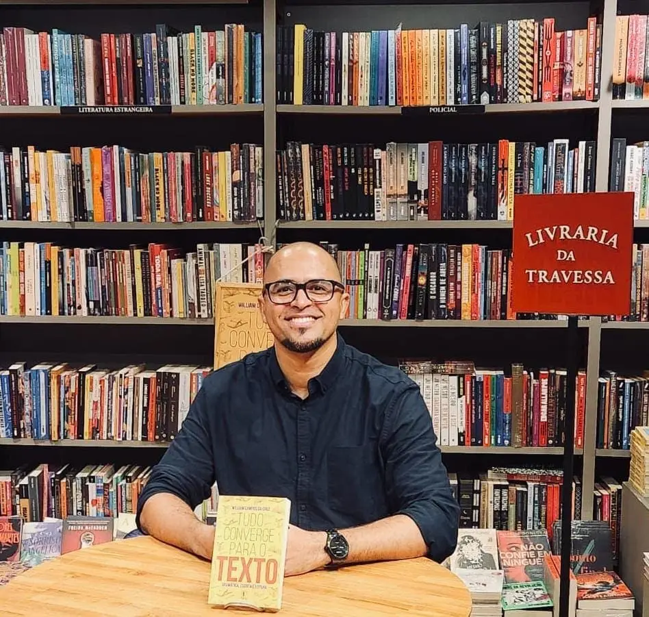 Professor Wiliam Cruz faz lançamento de seu livro "Tudo converge para o texto".